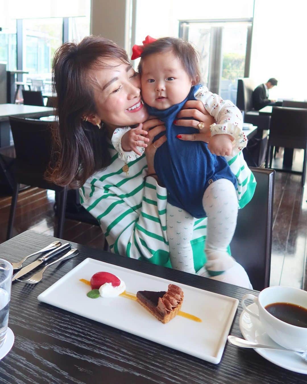 Mai Wakimizuのインスタグラム：「大阪での1日がめちゃくちゃ充実だった日♡lovelyな人達とlunchからのshopping!!からのまだ余裕があって帰りの車で飲むレモネードや明日の朝食べるパンまで買えた♡笑 滅多に大阪に行けないのでayuと2人、1分1秒も無駄にしないよう必死に過ごした♡笑 新調したママbagは @bow.a_officialのもので内側の花柄に一目惚れ♡(3枚目)ayuが持ってるのを見て絶対欲しい！と楽しみにしてたやつ♡そんな今日は娘とgreenコーデでした＼(^o^)／ #生後6ヶ月#女の子ベビー#0歳女の子#女の子ママ」