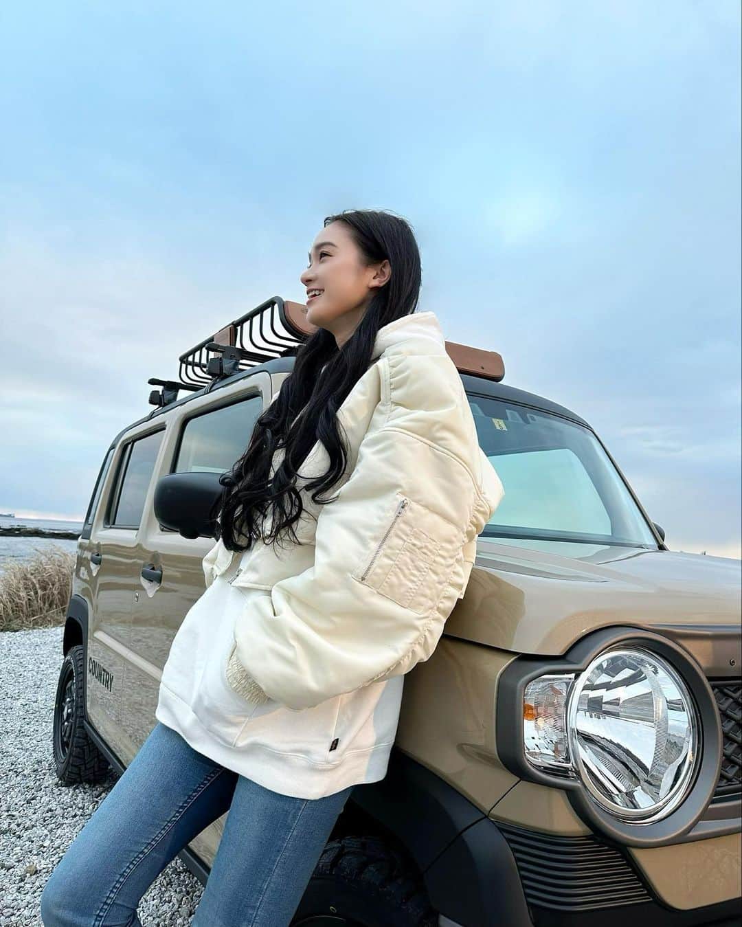 太田麻美のインスタグラム：「【くるまのニュース】の撮影をしてきました📸 DAMD様HUSTLER COUNTRYと一緒に🚙 外装だけでなく、内装もお洒落でとても可愛かったです❣️ キャンプにピッタリな車ですね🏕  webサイトくるまのニュースの記事に公開されますので、お楽しみに😊✨ ➡️https://kuruma-news.jp/  @kuruma_news  @damd_inc   #damd #hustlercountry #car #shooting #model #camping #camp #camper #outdoor #ダムド #ハスラーカントリー #車 #キャンプ #ソロキャンプ #撮影 #アウトドア #アウトドアファッション」