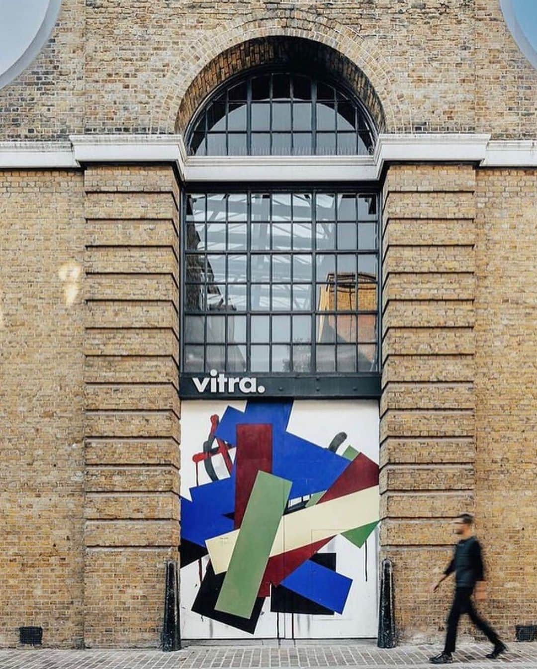 イコウチュスさんのインスタグラム写真 - (イコウチュスInstagram)「Delighted to be part of  VITRA Shoreditch in London  @vitra @objectwithlove ❤️ #interiors #bigfoot #colors」2月1日 19時50分 - ikou_tschuss