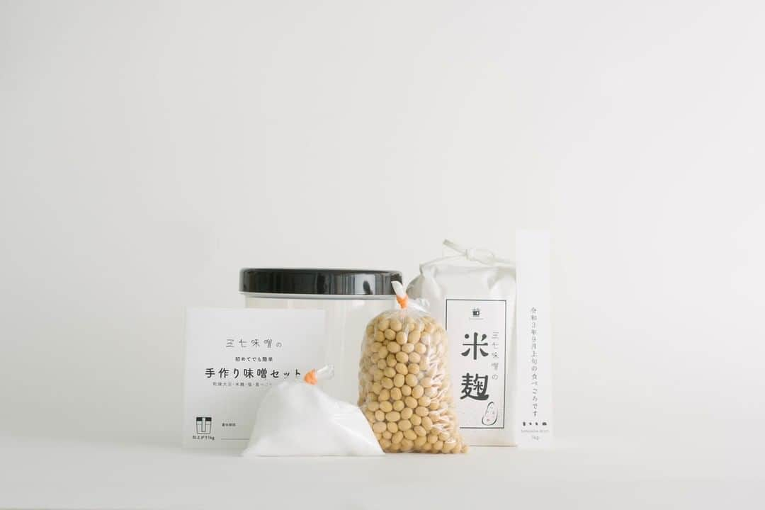 Komerco-コメルコ-のインスタグラム：「味噌づくりに ちょっとでも興味がある方へ 三七味噌『手作り味噌セット』☘️  味噌は一年中作れますが 大寒から立春までの寒い時期に仕込み じっくりと時間をかけて熟成させるとよいとされています。  この手作り味噌セットには、必要な材料が入っているので、届いたらすぐに味噌仕込みができますよ✨  一番小さなサイズの1kgは、仕込みもしやすく初めての方におすすめ。 仕込み量も1・2・3・4・5kgと、普段使うお味噌の量に合わせて選べるのが嬉しいですね♪  ぜひ手づくり味噌を楽しんでみてはいかが😉？  ------------------------------- 三七味噌／はじめての手作り味噌セット 1kg （容器、レシピ付き） <商品URL> https://komer.co/products/5yt9FTB1NZCBokBxDaNf  ▷こちらの作品はKomercoアプリとWebサイトでクリエイターから直接ご購入いただけます。 ホーム画面の検索窓で「三七味噌」と検索してください🔎  ▷Web版はプロフィールリンクから📲 @komerco_official  ▷iOS版アプリのダウンロードはAppStoreにて「Komerco」または「コメルコ」と検索🔎 -------------------------------  #komerco #コメルコ #cookpad #クックパッド #料理をもっと楽しく #おうちごはんを楽しもう #料理にクリエイティブな楽しさを #おうちごはん #おうちごはんlover #手しごと #家庭料理 #三七味噌 #福井 #手作り味噌セット #手作り味噌 #手前味噌 #発酵文化 #発酵 #味噌 #季節の手仕事 #米味噌 #和食ごはん #日々の暮らし #暮らしを愉しむ #季節のごはん」