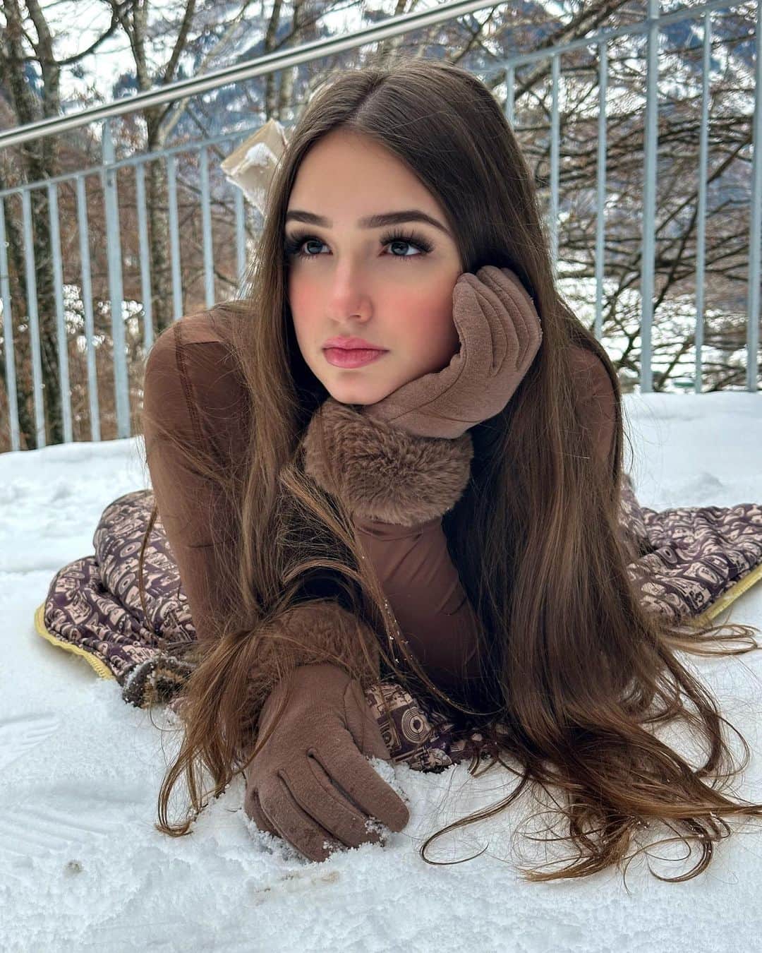 ニコルのインスタグラム：「💭🤎」