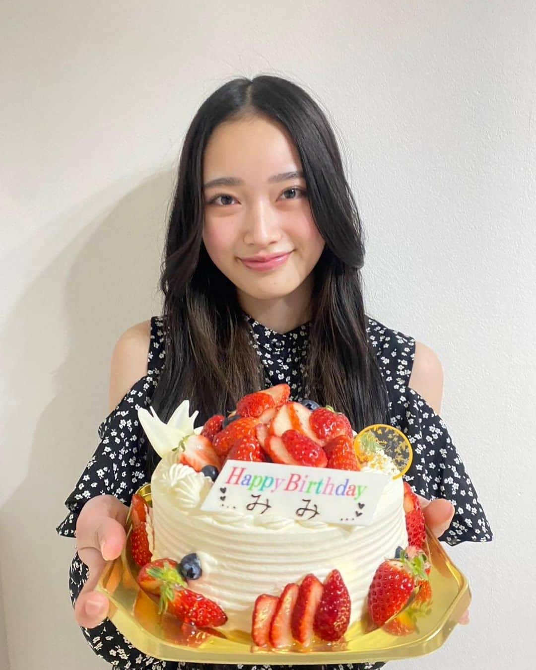 田中海凪と中山碧瞳（ミミナギ）のインスタグラム：「誕生日を迎えて17歳になりました！  華のセブンティーンです^^  これからもより一層お仕事頑張って行くので応援よろしくお願いします🤍  #誕生日#バースデーケーキ#中山碧瞳#みみ#sjk#jk#06#ロングヘア#jkブランド」