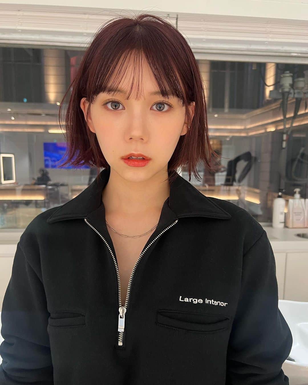 千田麻実のインスタグラム：「⠀ 気分転換に髪色を変えてみました no bleach🍷 光に当たるとこんな風に発色します🧬  着る度に褒められるジップスウェットは @largeinterior です🫘 ⠀」