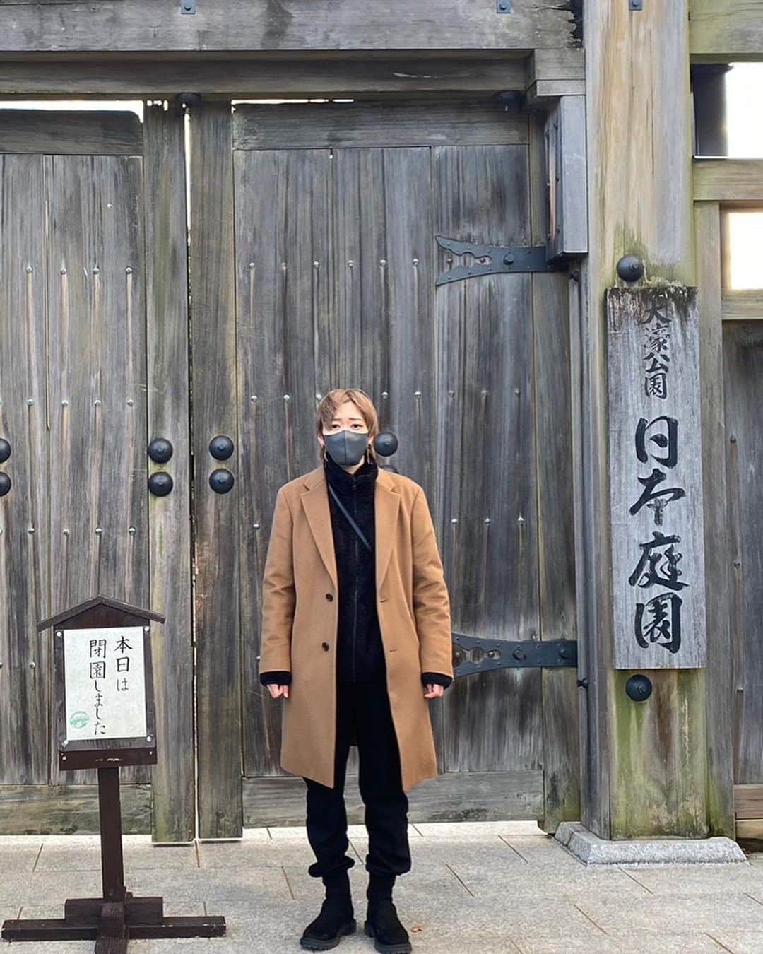 ルウトさんのインスタグラム写真 - (ルウトInstagram)「🦊🥹  キツネのオブジェと遊んでたら一番行きたかった日本庭園が閉園してた。  #福岡観光  #大濠公園」2月1日 20時09分 - chitoseruto