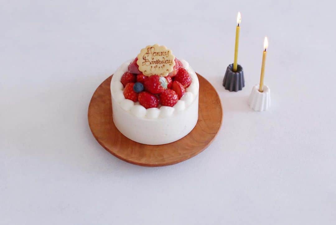 Megumi Konoのインスタグラム：「2023.2.1 . 今日は夫の誕生日🎂 アラボンヌーのケーキで お祝いしました🥂 . もうここのケーキ、ほんとに美味しい♡ 数日前から胃腸炎でダウンしてたけど だいぶ復活してアラボンヌーのケーキに 間に合ってよかった☺️ . #アラボンヌー #誕生日ケーキ #birthdaycake #cake #バースデーケーキ」