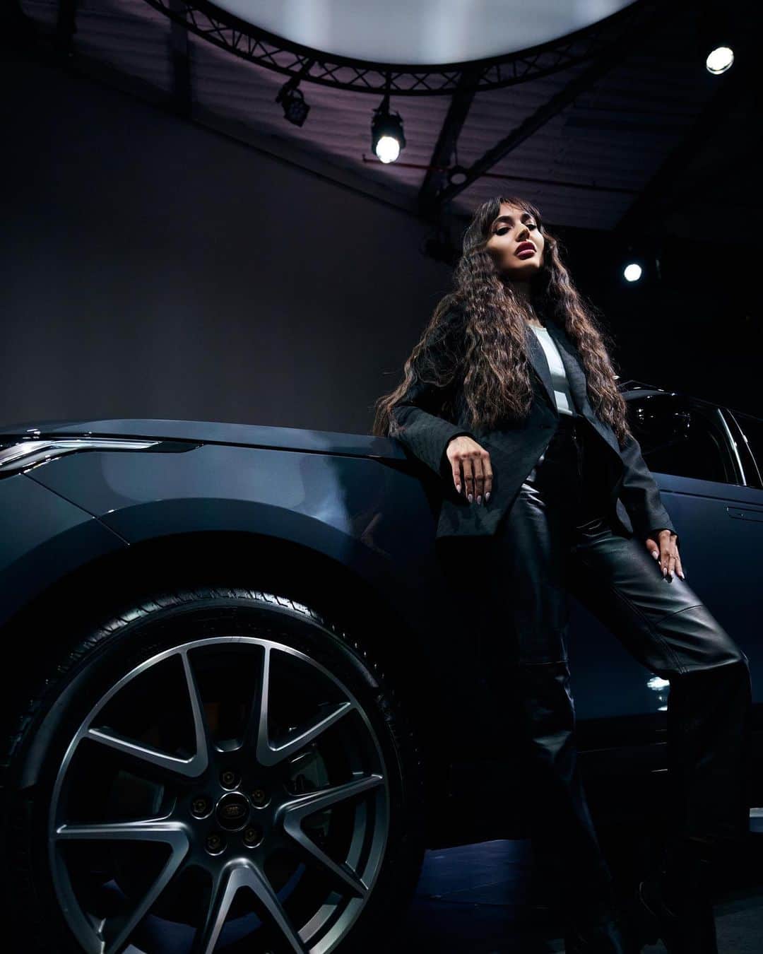 Zara Martinさんのインスタグラム写真 - (Zara MartinInstagram)「Introducing the new #RangeRoverVelar 🔥 I feel like we look good together 😅 Had the absolute honour of visiting HQ to see how this sexy luxury beast is made from start to finish and I’m BLOWN AWAY swipe ➡️ @landrover  Shot by King Kino @shotbykino」2月1日 20時20分 - zaramartin