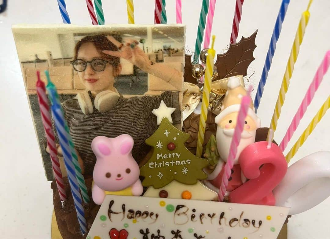 Kazukiさんのインスタグラム写真 - (KazukiInstagram)「柚杏20歳のhappy birthdayの日🎉🎂✨ ・ 小さい頃から目標もって、 夢も変わらない柚杏の頑張る姿には いつも沢山の刺激をもらっています♡♡ ・ 小さい頃、自分の名前 柚杏の発音が難しくて、 ちゅーちゃんって言ってた頃が懐かしい😭♡ ・ ほんと大きくなったなぁ〜 ・ 小さい頃から人見知りさんで、 私にベッタリ♡ 葵と海音の習い事や発表会前の レッスンで長時間外にいても、 ずっと同じ場所でじっと待ってられる子でした… ・ これからもずっとずっと 柚杏を応援して、サポートします💕 ・ 末っ子の春ちゃんも、兄姉たちのマネをして お姉ちゃんのために一生懸命お手紙？絵？を 描いていたのが可愛いかったです🥰 ・ ・ #20歳#おめでとう#成人#次女#12月生まれ#六男七女#13人兄妹#兄姉弟妹たちからのプレゼント#看護大学生#看護師さん#助産師さん#宝物#漆山家#産まれてきてくれてありがとう#大家族」2月1日 20時13分 - kazuki13mama