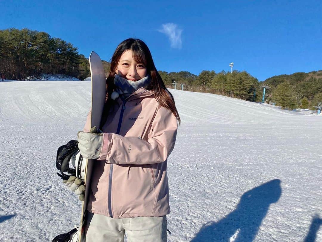 大田理裟のインスタグラム：「⁡ #やわたハイランド で人生初のスノボー🏂！ コケまくりましたが🤣、 怪我なく楽しむことができました🤍🤍🤍 私の滑りが見たいなーって方は、 YouTubeで”アソビタガール”って検索してみてください🔥 山口県の皆様は山口ケーブルビジョンで毎日見れます📺  @voxplus2007 の皆さま、 丁寧に教えてくださってありがとうございました🙇‍♀️🙇‍♀️✨ ⁡ ⁡#スノボー #スノボー初心者 #スノーボード #やわたハイランド191リゾート #snowboard #広島 #climbing #bouldering #sportclimbing #スポーツクライミング #クライミング #ボルダリング #山口ケーブルビジョン」