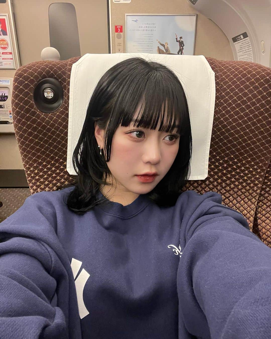 のインスタグラム：「遂にばっさり切っちゃいました💇🏻‍♀️ イメチェンできたのうれしい🤍🤍 @natsuki_sumi さんいつもありがとうございます🤝🏻💐  #黒髪 #レイヤーカット」