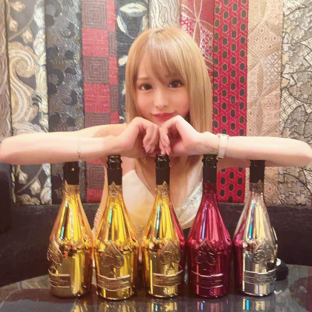 黒宮ちはやのインスタグラム：「キラキラ締め日✨️- ̗̀( ˶'ᵕ'˶) ̗̀-✨️ 顔が酔ってる乁〃~∀~〃ゞ 楽しい会だった😆❤️   #黒宮ちはや #小悪魔ageha #モデル #キャバクラ #キャバ嬢 #ホステス #ラウンジ #水商売 #お酒 #歌舞伎町 #新宿 #六本木 #銀座 #北新地 #ミナミ #渋谷 #すすきの #シャンパン #華灯 #ディアレスト」