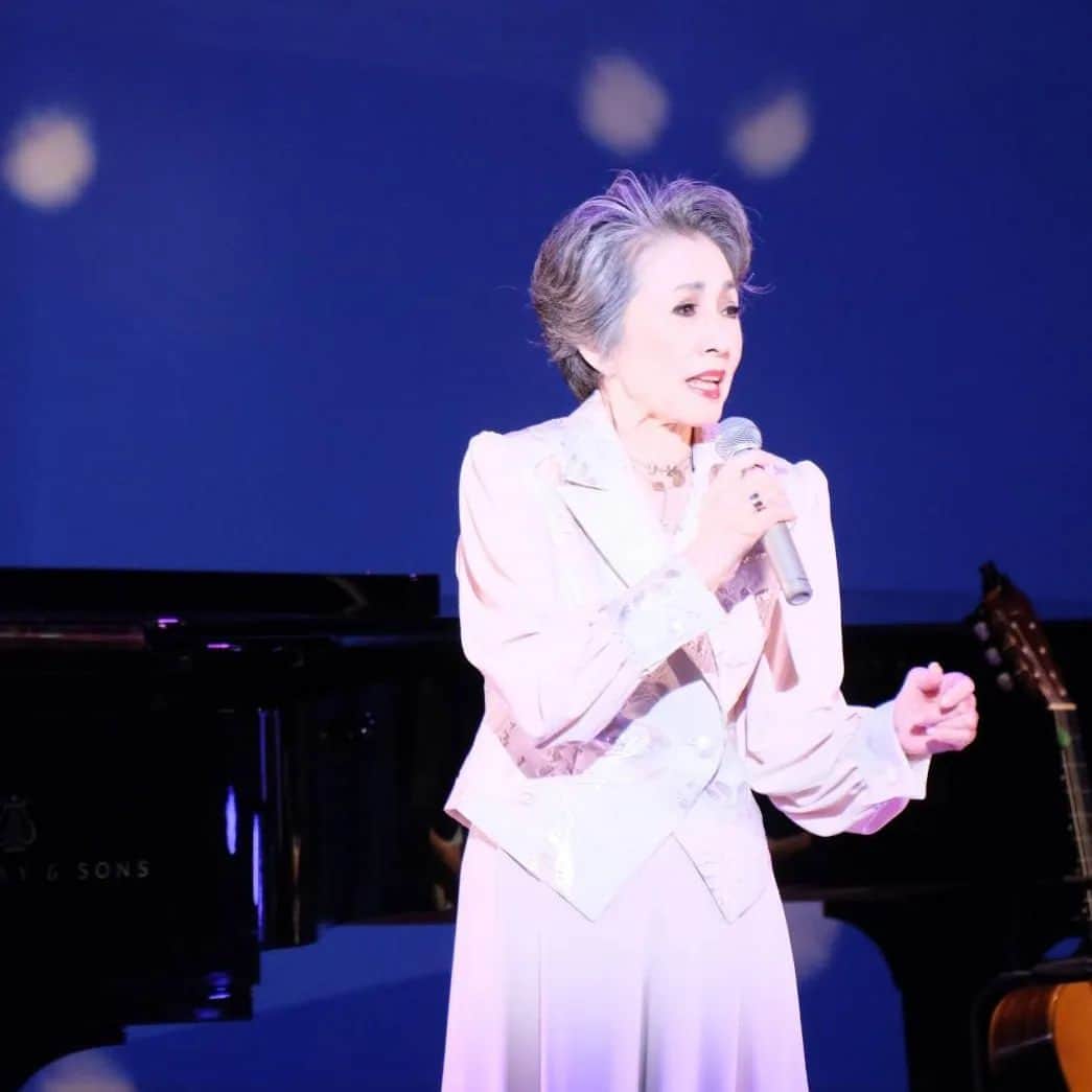 のインスタグラム：「一昨日のTokyoModernTimes🙋アップが遅くなってすみません。 あの頃の音楽は本当に好き❗️ 宝塚OGや庄野真代さん。神野美伽ちゃんと戸井君、かなり久しぶりでご一緒できました❗️みんな大人になったね😌  今週末は京都の祇園JTNで、河田健クインテットとのLIVEです🙆楽しみます❗️ ····練習しておかないと😅  今、こうして歌を歌えていることに感謝しております。 皆様いつも有難うございます🙇  #TokyoModernTimes #神野美伽 #戸井勝海 #安奈淳」