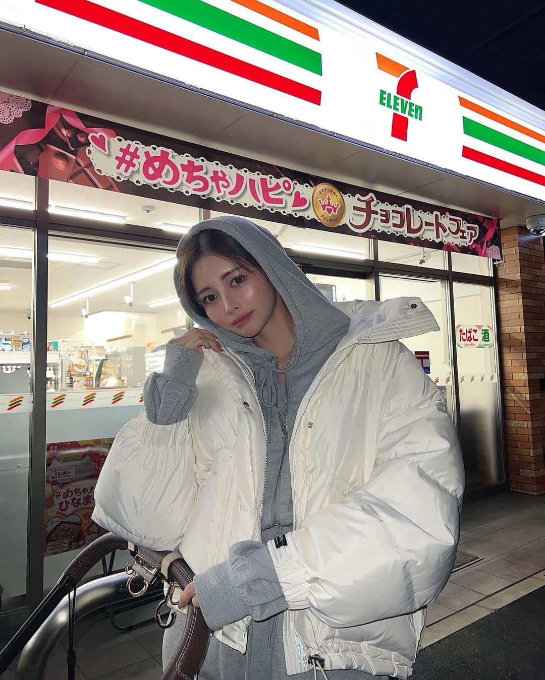 のインスタグラム：「今日から2月〜！！！深夜コンビニ🏪(本当は夕方。笑)  このsetupお気に入り🤍 着心地もかなり良い。 部屋着として優勝。 ¥3.799 🤍🤍🤍 @grl_official です🤍🤍🤍  ・ ・ ・ ・ ・ ・ ・ ・ ・ ・ ・ ・ #grl#grl購入品#grlコーデ#setup#セットアップ#部屋着#ダル着#ラフ着#パジャマ#おうちコーデ#深夜#コンビニ#セブンイレブン#convenient#夜散歩#部屋着女子#ジャージ#プチプラコーデ#グレイル#グレイル購入品 #フード#パーカー#パーカー女子#パーカーコーデ#グレー#セットアップコーデ#子育てママ#ママライフ#ママコーデ#ベビーカー」