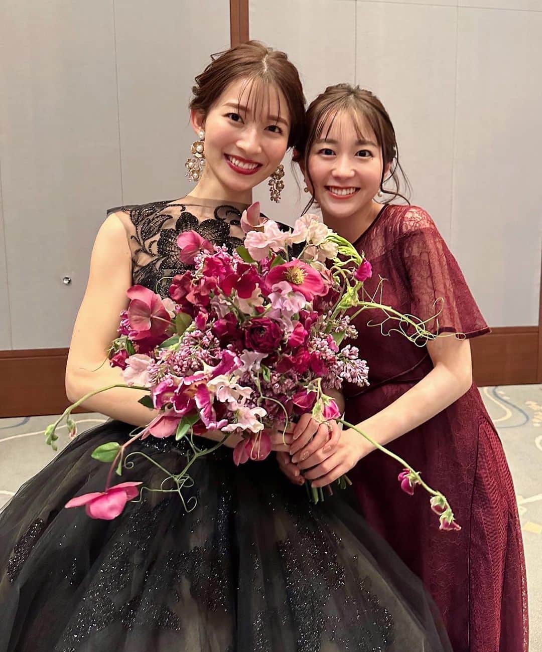 若林有子のインスタグラム：「先日、里菜さんの結婚式&披露宴に出席しました💐  入社してからずっと仲良くしてもらっていて大好きな里菜さん💗 ドレス姿が女神のように美しくて、 見惚れてしまいました…🥹✨  式も披露宴も愛がたくさんつまっていて、 笑顔が溢れたり涙がこぼれたり、 大好きな里菜さんの幸せいっぱいの姿に 私も心から幸せな気持ちになりました🥰  末永くお幸せに🤍    #ずっと写真と動画見返してます ☺️ #👰🏼‍♀️  #結婚式 #披露宴 #ウェディングドレス #山本里菜 アナ」