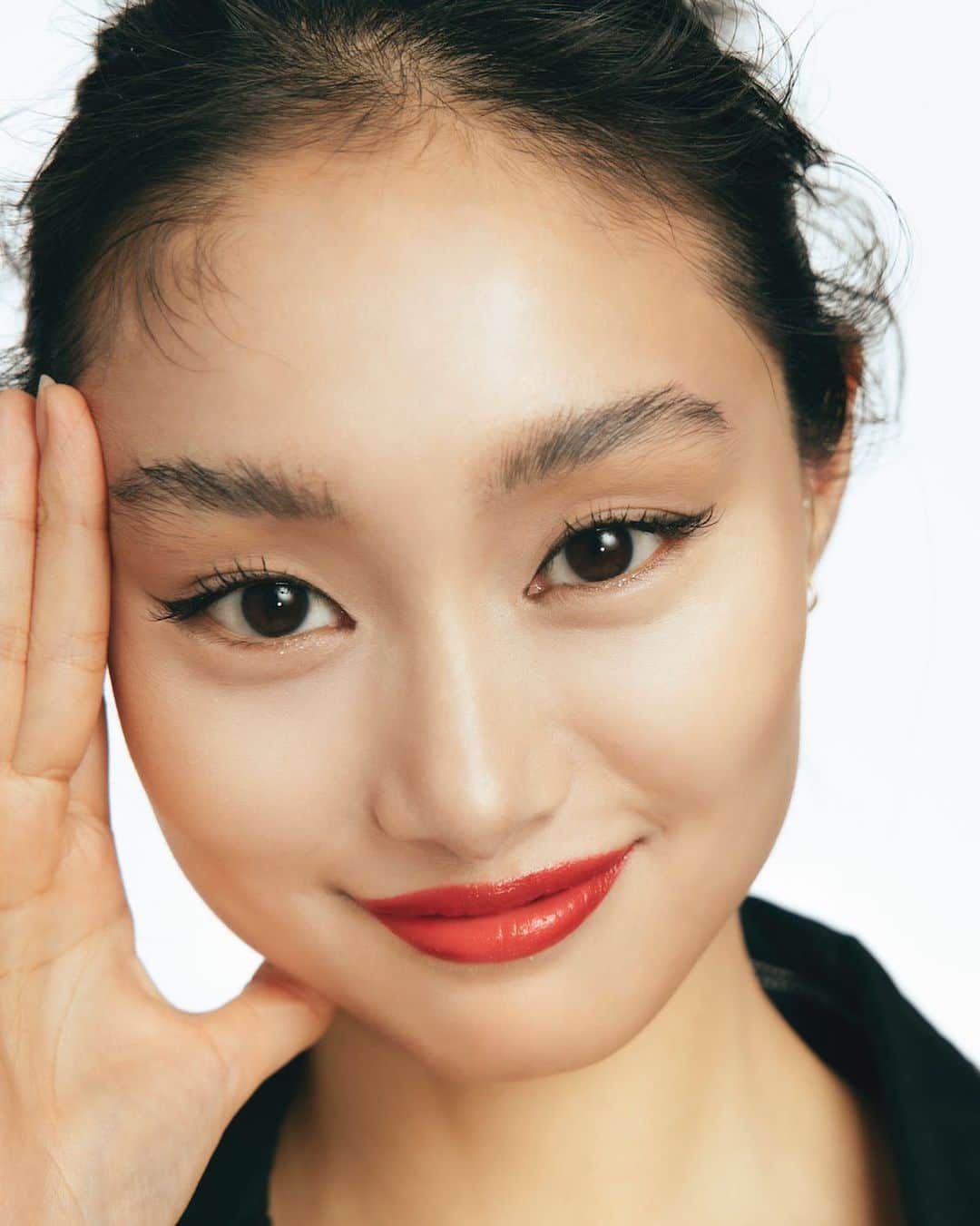 のインスタグラム：「Hair&Make-up Artist JunJunのトレンドヘアメイク連載 『赤リップメイク』  💄メイクのHow toはWEBを✔︎  https://glitter-official.com/series/hairmake-up-artist-junjun_10/  ■𝐺𝐿𝐼𝑻𝑻𝑬𝑹_𝑶𝑵𝑳𝑰𝑵𝑬■ ■NEWSやトピックス、WEB限定記事を配信中■ @glitter.mag ▶︎プロフィールからリンク  #GLITTER #グリッター　 #glittermagazine #glitter #雑誌GLITTER #ヘアメイク　  Photos Kentaro Kanbe Model Shiori Kutsuna Styling Eriko Matsuya Hair&Make-up JunJun」
