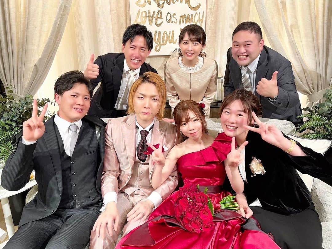川口満里奈のインスタグラム：「. . 中高の同級生の結婚披露宴！ 司会を任せてもらえて、胸がいっぱいでした💞 席も用意してくれて同級生たちとも過ごせたのですが、 ずーーーっとふざけてて1番うるさかった😂  新郎新婦の好きなものがたくさん詰まった、 個性的で楽しい披露宴でした♡ . . #wedding  #披露宴 #司会 #MC #アナウンサー」