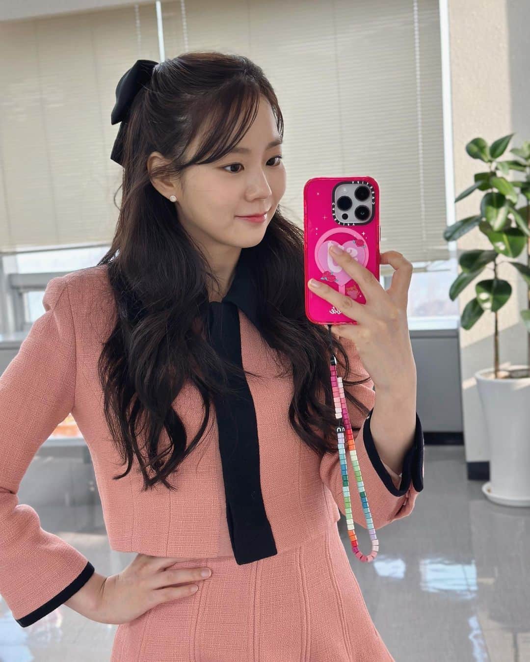 ハン・スンヨンのインスタグラム：「손꾸락머리카락」