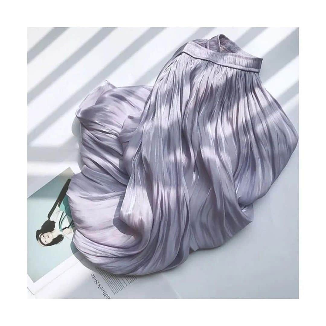 maison de LATIRのインスタグラム：「新作をcheck➤ @maison_de_latir   ■ ITEM ：satin pleated skirt  ■ PRICE ：5,478円 　→50%OFF 2,739円(税込)  ■ DETAILS ：サテン生地のプリーツスカート。 　動く度に揺れるプリーツと光沢感が特徴。 　たっぷりのプリーツを施し表情豊かな生地感は 　滑らかな肌触りで着心地も抜群です。  ■ COLOR ・ ブラック ・ グリーン ・ パープル ・ クリーム ・ ホワイト  ■ SIZE FREE  ---------- #セレクトショップ #selectshop #大人コーデ #着やせコーデ #高見えコーデ #トレンドファッション #着やせ #高見えアイテム #fashion #プリーツスカート #スカート #サテンスカート #春スカート #光沢スカート」