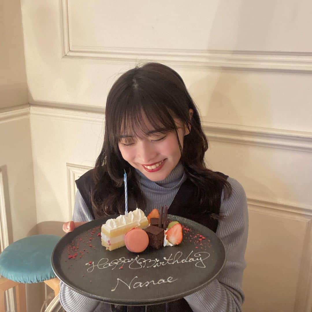 金山奈々絵のインスタグラム：「1日遅れてしまいましたが、、昨日1月31日お誕生日でした！なんと20歳になりました！DMやストーリーありがとう💓本当に嬉しかった！まだ見切れてないのでゆっくり見ていきます！！だいすき！そしてお祝いしてくれたほのちゃん！幸せな1日でした！本当にありがとうー🌸  ちなみに、20歳はストイックに努力することと、沢山人のために行動することをモットーに頑張ることにしました！そしてそして、いつかみんなに会えたら嬉しいなぁ🌸」