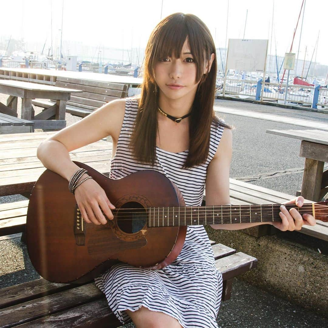 大島薫のインスタグラム：「ギターを持った僕はどうですか？　I play the guitar. je joue de la guitare 我彈吉他 #女装 #youtube #crossdress #vêtementspourfemmes  #偽娘 #youtuber #av女優 #portrait #femboy #kyairi #guitar #acorsticguitar」