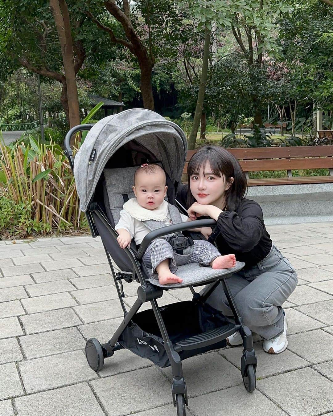 柯柯YELIZのインスタグラム：「這小孩現在手比光速還快頭髮都快被扯光了 😃  有人發現欸比頭上的髮夾嗎 不夾又不穿粉色就是一個小弟弟😆 每次幫欸比夾髮夾 就會有人問說 ：「她的頭受傷了嗎？」😂 那個是胎毛夾啦！！ 這小姐都快一歲了頭髮什麼時候才要想起來要長呢😆」