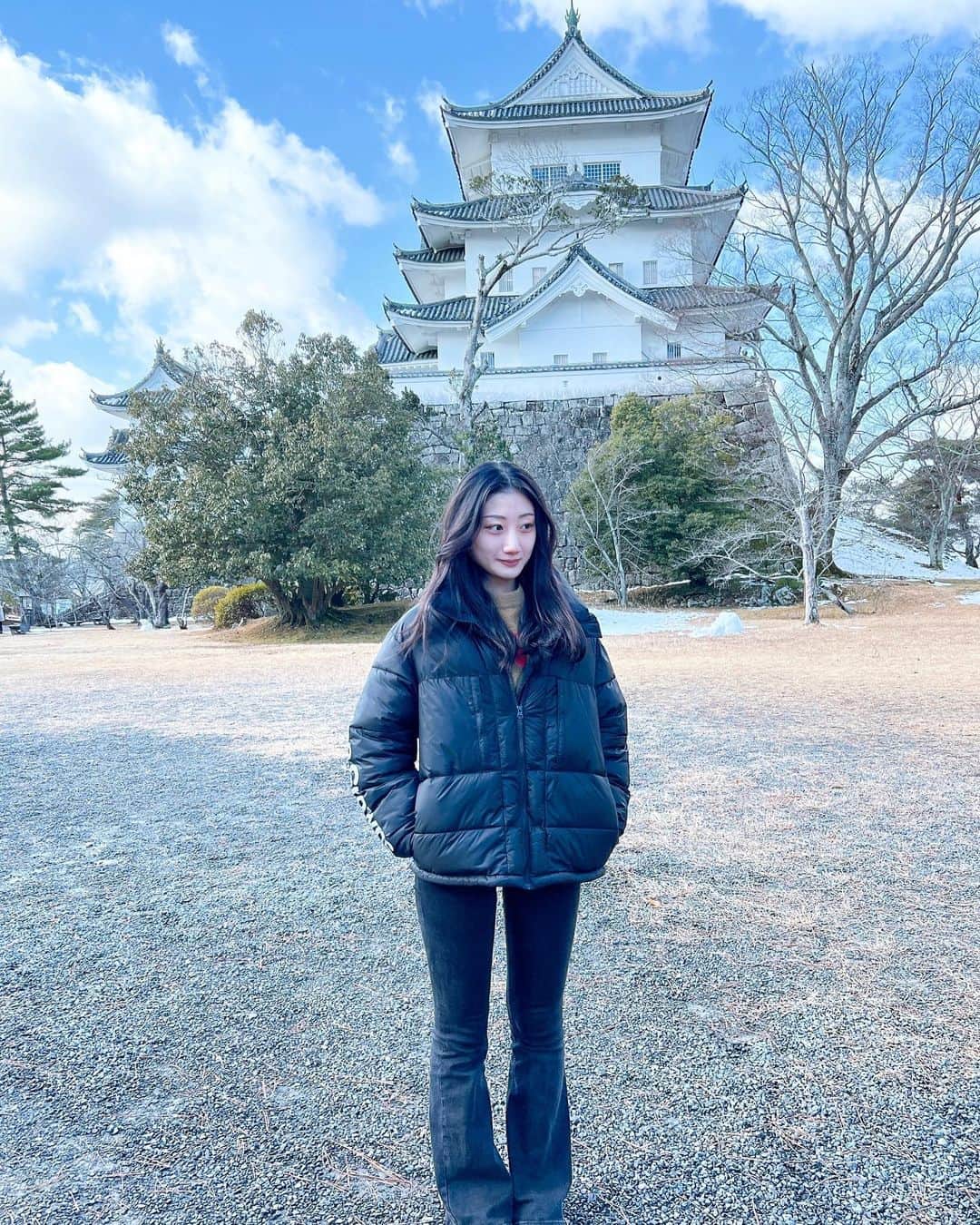 りお（民謡ガールズ）のインスタグラム：「伊賀城！！！ この日の2日前に大雪が降ったらしくて、 雪解けの感じとお城がいい感じにマッチしてました めっちゃ寒い^^; お城の中も入って書道や松尾芭蕉の遺品の展示などを見ました！！ お城の中は寒すぎて足が動かなかったくらいです笑 ちょうど学校の日本史では江戸時代を勉強しているのでタメになったし面白かった👍🏼 目指せ歴女🔥😂 #民謡アンバサダー #伊賀市 #伊賀城 #松尾芭蕉 #歴女 #歴史 #日本史 #japanesegirl #japaneseculture #japaneseart #castle #三重観光 #忍者 #ninja #fff #lfl #팔로우 #일본 #여행스타그램 #패션」