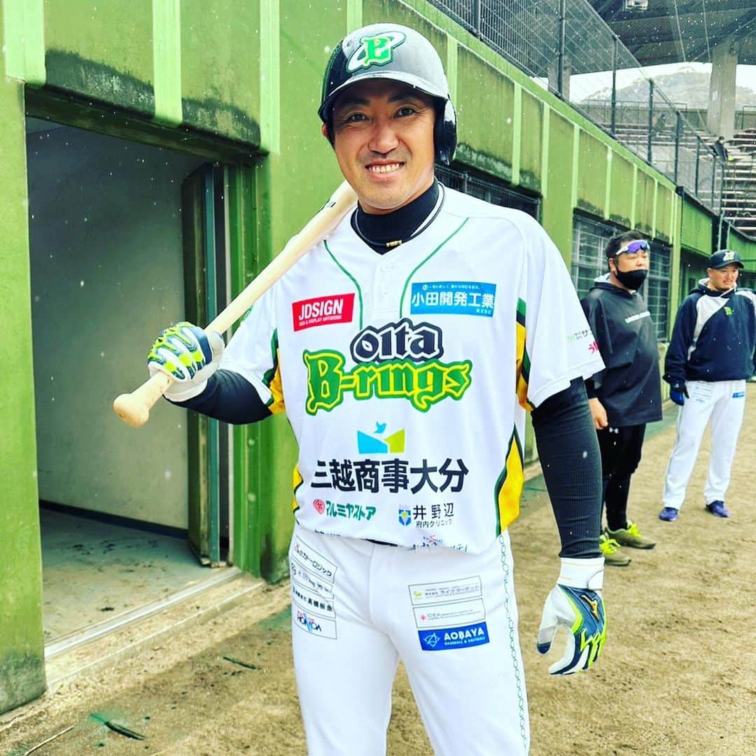 内川聖一のインスタグラム：「2月１日、キャンプイン㊗️  大分Bリングスの選手として今年はどんな年になるでしょうか☺️  練習前に国宝臼杵石仏で必勝祈願をして臼杵石仏の前で岡崎郁GMとも写真を撮らせて頂きました☺️  ユニフォーム似合いますか？😁  キャンプでしっかり体を作りシーズンを乗り切れるように頑張ります👍  お時間がある方は是非練習を見に臼杵市民球場へ足を運んで頂けると嬉しいです😊  #内川聖一 #大分Bリングス #大分bリングス #背番号24 #大分県 #臼杵市 #国宝臼杵石仏 #臼杵市民球場」