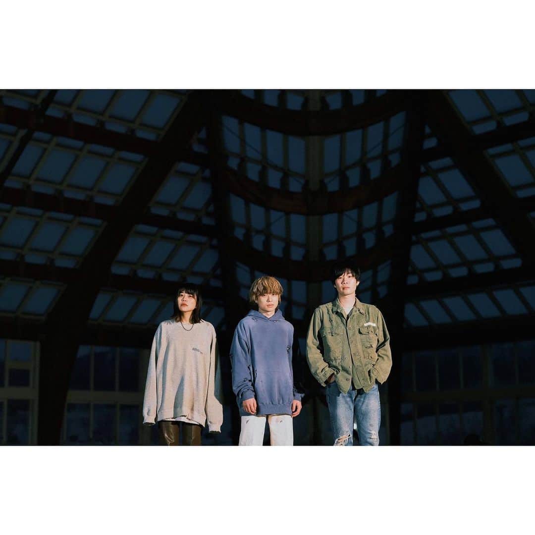 のインスタグラム：「Saucy Dog /『怪物たちよ』Music Video ⁡ Director : @15ichiko  Cameraman：Mami Koyama, Shoui Shirakashi, Naoko Yasumoto, Suzuka Kumagai Camera Assistant：Kazuhisa Sakamoto (Spice), Ren Takahashi (Schrittz) Art：Haruka Kumeno Hair&Make : @hairmake_tomo  Stylist：Shogo Tachibana Colorist：Naoto Kiyota (ARK) Production Manager：Syun Ikeda, Saki Tokunaga (629inc.), Hazuki Komoto (629inc.), Yukie Goda (629inc.) Producer：Yuya Hara (629inc.) Production：629inc. ⁡Photograph : @t_s_p_1988   #saucydog #怪物たちよ #musicvideo #styling」