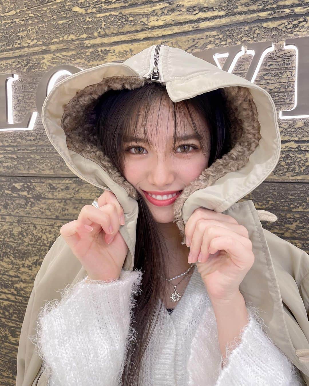 増田小春のインスタグラム：「この日はメイクもカラコンもぜーんぶ違うのに してみたの！！！ たまーにそんな事したくなる時あるよねっ😌  そういえば、2月だ！！！！ どんな1ヶ月になるかな💭 #こはる」