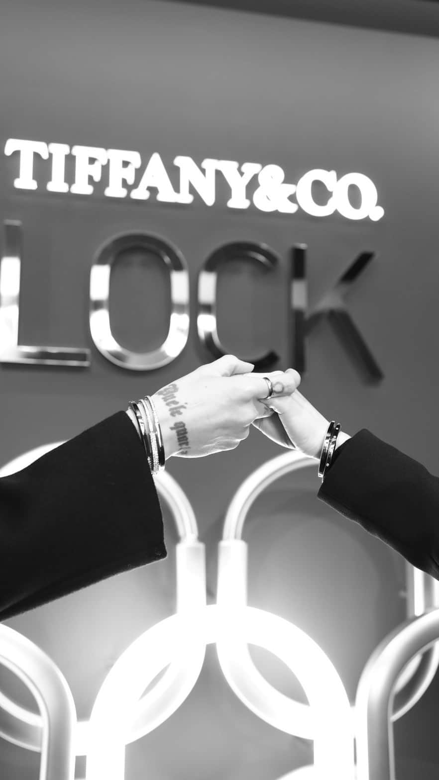 雅-MIYAVI-のインスタグラム：「.@tiffanyandco “LOCK” exhibition at Roppongi Hills Tokyo.   A true bond remains even when its shape and form change over the years.   ティファニーの新作「LOCK」のエキシビジョンにお招きいただいたので、メルさんとお邪魔してきました。  テーマは、人と人との「絆」  思えばメルさんとの関係性や在り方も、年月を重ねるごとに変わってきたように思います。  アーティストとして出会い、今では親として子供たちと向き合いながら人として共に成長していく。  「絆」とは  互いに尊敬し信じ合えていれば その形や在り方が変わっても 強く結ばれ、存在し続けるもの。  それは遠く離れた異国に住む友人たちや、応援してくれるファンのみんなとの関係性においても、同じことが言えるような気がします。  #TiffanyLock  #TiffanyLock_Roppongi」