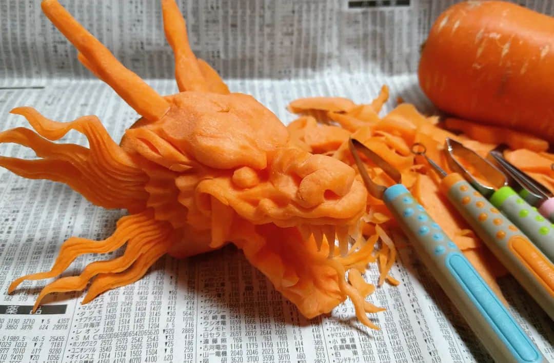 gakuのインスタグラム：「🥕龍頭 今年はこんな感じをやっていく  #中国彫刻#carving  #野菜アート #野菜彫刻 #果物アート  #果物彫刻」