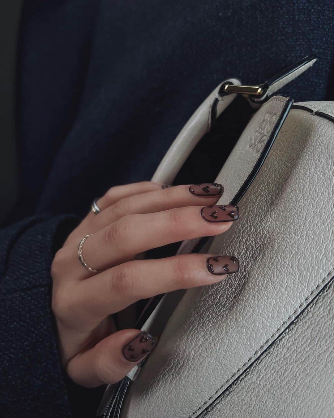 のインスタグラム：「Valentine's nail🤎🤎🤎  今年はハートのチョコイメージでブラウンハートを沢山入れました🤎 磨りガラスぽくて可愛すぎる☺️🤎  今回も可愛くありがとうございました♡ @kotomi_qulne  . #valentine  #valentinenails  #naildesign  #gelnails #nail #valentinesday #バレンタイン #バレンタインネイル #ネイルデザイン #ジェルネイル #ブラウンネイル #julistagram」