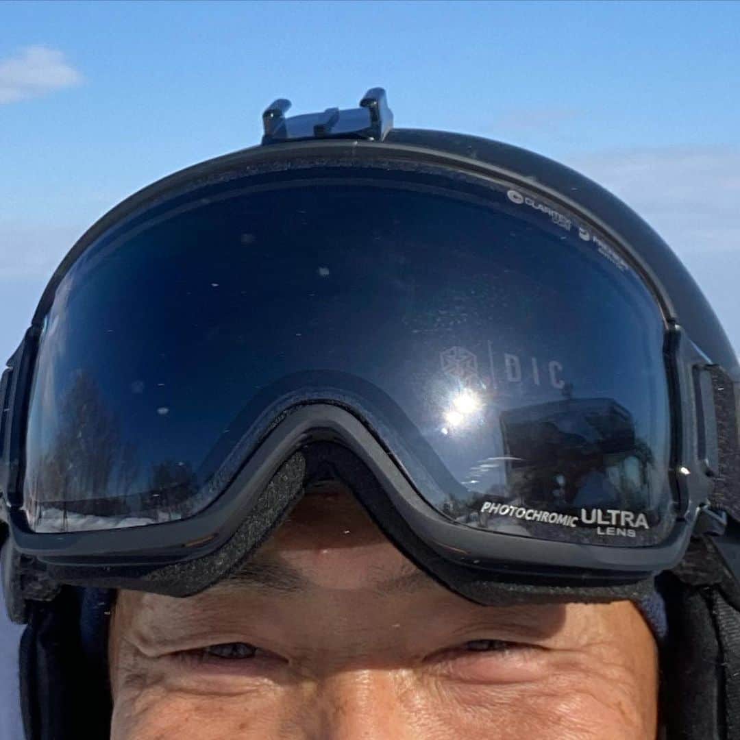 のインスタグラム：「新ゴーグル‼️  今季はなかなか天気に恵まれず良い環境で滑れてなかったけど前日は雪。そしてこの日は快晴で最高のコンディション😁 雪山の天候ってわずか数分で晴れたり曇ったりで環境が凄く変わりやすいけどどの状況になってもこのゴーグル見やすい⤴️ 安全に気を付けて滑ります🏂 #dice  #diceゴーグル  #dicesnowgoggles  #調光レンズ  #偏光レンズ  #山本光学  #雪山  #快晴  #曇り空  #全天候型  #スノボ  #桧山進次郎」