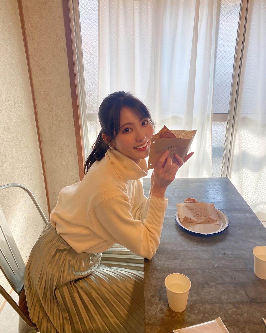 のインスタグラム：「ロケでお世話になった @medetaiyaropponmatsu さんにお友達と一緒に行ってきました〜🐟✨  落ち着く雰囲気で何よりたい焼きが美味しい☺️☺️ この日はカスタードを食べました♪  #福岡県#福岡カフェ#六本松カフェ#たい焼き#medetaiyaropponmatsu #カフェ巡り」
