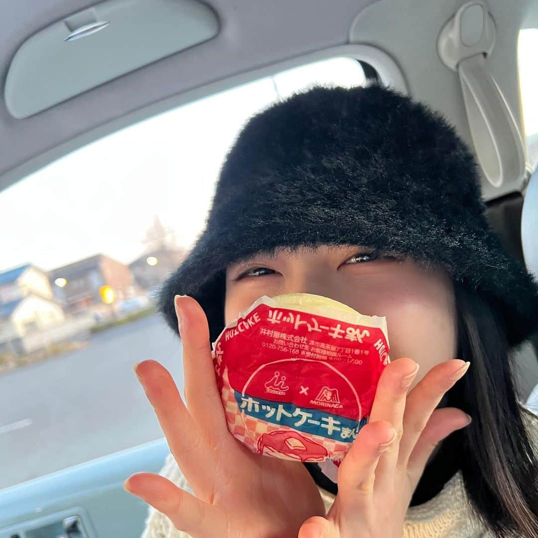 小室ゆらのインスタグラム：「. ⁡ ⁡ 𝘏𝘦𝘭𝘭𝘰 𝘍𝘦𝘣𝘳𝘶𝘢𝘳𝘺🕊🍫 ⁡ あっという間に2月…！ なんだか時空の流れがマッハですな( ᴗ ̫ ᴗ ) ⁡ ⁡ #ファミマ の #ホットケーキまん ⸝⋆ どんなお味か気になって買ってみましたよん~ 秒でぺろりと食べちゃったくらい美味しかった☺︎︎ ⁡ ⁡ .」