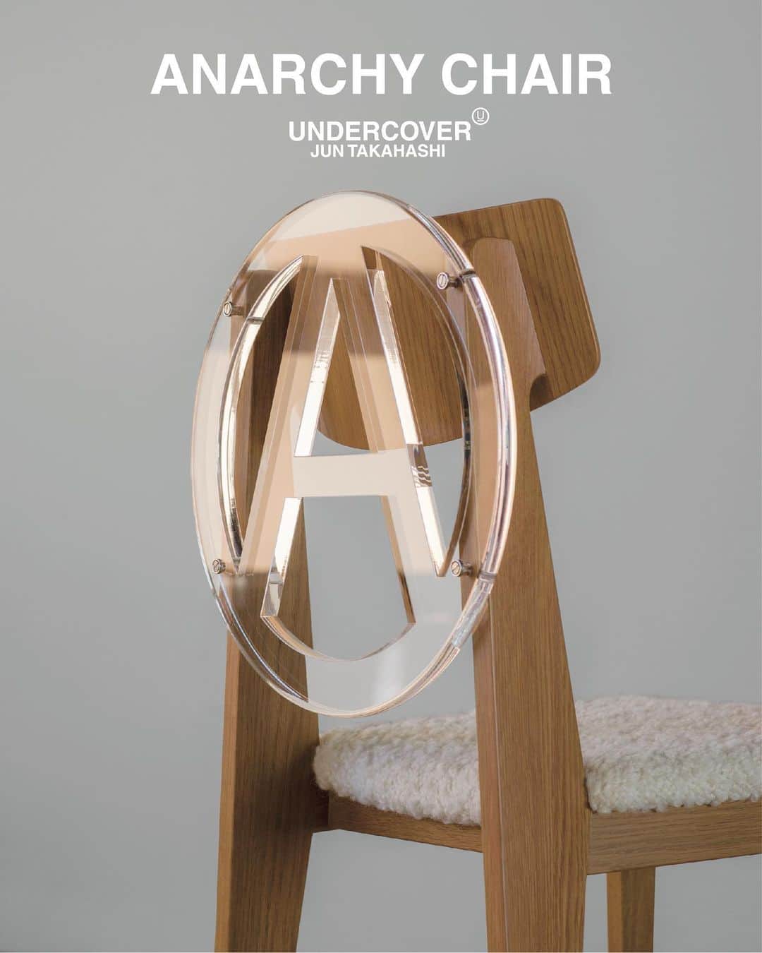 PRODISM Magazine Japanさんのインスタグラム写真 - (PRODISM Magazine JapanInstagram)「天童木工製作によるUNDERCOVERの“アナーキーチェア”が、2月2日( 土) より販売。 ⁡ UNDERCOVERのデザイナー高橋盾が一点物として制作してきた、アナキズムのシンボルであるサークルAを背面に配した椅子、アナーキーチェア。自宅やアトリエなどどんな場所にも馴染み、長く使え飽きのこないものを作りたいという思いをもとに昨年製品化が実現。 ⁡ この度、サークルＡの部分にアクリルを使用した新しいアナーキーチェアが新登場。すでにある他の家具とも調和するようシンプルでありながら、サークルAの配置、脚のキャップの異素材など、UNDERCOVERらしいエッセンスが入ったデザインは踏襲されている。 ⁡ 今回も耐久性や精度を確保するために日本を代表する家具メーカーである天童木工に製作を依頼。座面のくぼみや厚さ、脚に当たる部分のカーブなどを調整し、座り御心地にこだわった。座面に使われているのは、黒の天然皮革とオフホワイトのフランス製ウールボアの2種。 ⁡ また、2月2日（木）～2月12日（日）の間、DOVER STREET MARKET GINZAの一階スペースにてアナーキーチェアのスペシャルインスタレーションが開催。同店限定で、高橋盾が直接手彫りを施した一点物の特別アナーキーチェアが数点販売される。 ⁡ 【サイズ】 W460 x D504 x H845 SH450mm ⁡ 【価格】 天然皮革 (Black)：¥210,000（税込¥231,000）、 ウールボア (Off White)：¥250,000（税込¥275,000） ⁡ 【販売店舗】 UNDERCOVER オンラインストア(https://store.undercoverism.com) 青山、DOVER STREET MARKET GINZA、仙台、 金沢、名古屋、京都、伊勢丹新宿、 ⁡ 【お問い合わせ先】 UNDERCOVER 青山／TEL : 03 5778 4805 DOVER STREET MARKET GINZA／TEL : 03-6228-5080 ⁡ #undercover #tendomokko #prodism」2月1日 21時46分 - prodism_magazine