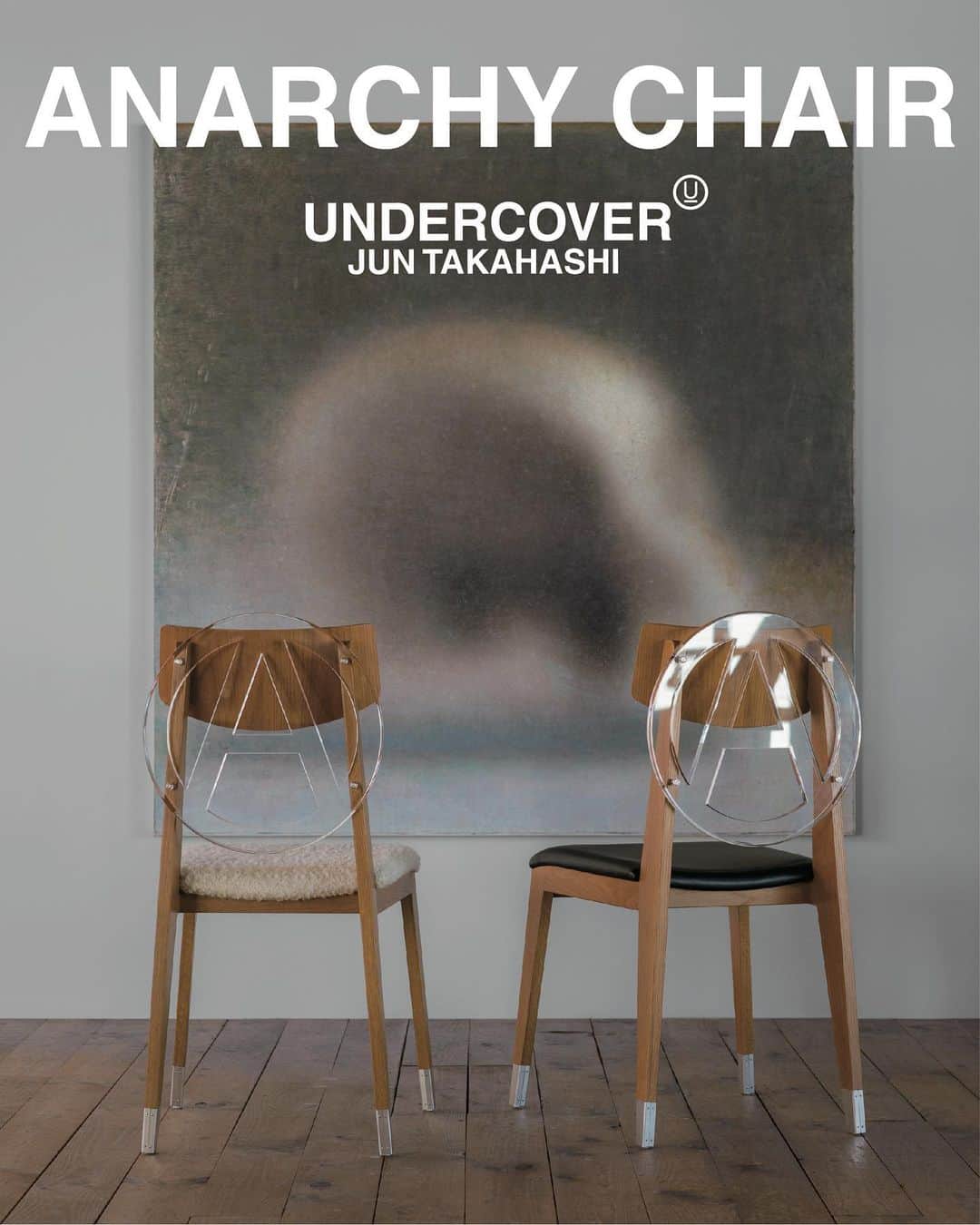 のインスタグラム：「天童木工製作によるUNDERCOVERの“アナーキーチェア”が、2月2日( 土) より販売。 ⁡ UNDERCOVERのデザイナー高橋盾が一点物として制作してきた、アナキズムのシンボルであるサークルAを背面に配した椅子、アナーキーチェア。自宅やアトリエなどどんな場所にも馴染み、長く使え飽きのこないものを作りたいという思いをもとに昨年製品化が実現。 ⁡ この度、サークルＡの部分にアクリルを使用した新しいアナーキーチェアが新登場。すでにある他の家具とも調和するようシンプルでありながら、サークルAの配置、脚のキャップの異素材など、UNDERCOVERらしいエッセンスが入ったデザインは踏襲されている。 ⁡ 今回も耐久性や精度を確保するために日本を代表する家具メーカーである天童木工に製作を依頼。座面のくぼみや厚さ、脚に当たる部分のカーブなどを調整し、座り御心地にこだわった。座面に使われているのは、黒の天然皮革とオフホワイトのフランス製ウールボアの2種。 ⁡ また、2月2日（木）～2月12日（日）の間、DOVER STREET MARKET GINZAの一階スペースにてアナーキーチェアのスペシャルインスタレーションが開催。同店限定で、高橋盾が直接手彫りを施した一点物の特別アナーキーチェアが数点販売される。 ⁡ 【サイズ】 W460 x D504 x H845 SH450mm ⁡ 【価格】 天然皮革 (Black)：¥210,000（税込¥231,000）、 ウールボア (Off White)：¥250,000（税込¥275,000） ⁡ 【販売店舗】 UNDERCOVER オンラインストア(https://store.undercoverism.com) 青山、DOVER STREET MARKET GINZA、仙台、 金沢、名古屋、京都、伊勢丹新宿、 ⁡ 【お問い合わせ先】 UNDERCOVER 青山／TEL : 03 5778 4805 DOVER STREET MARKET GINZA／TEL : 03-6228-5080 ⁡ #undercover #tendomokko #prodism」