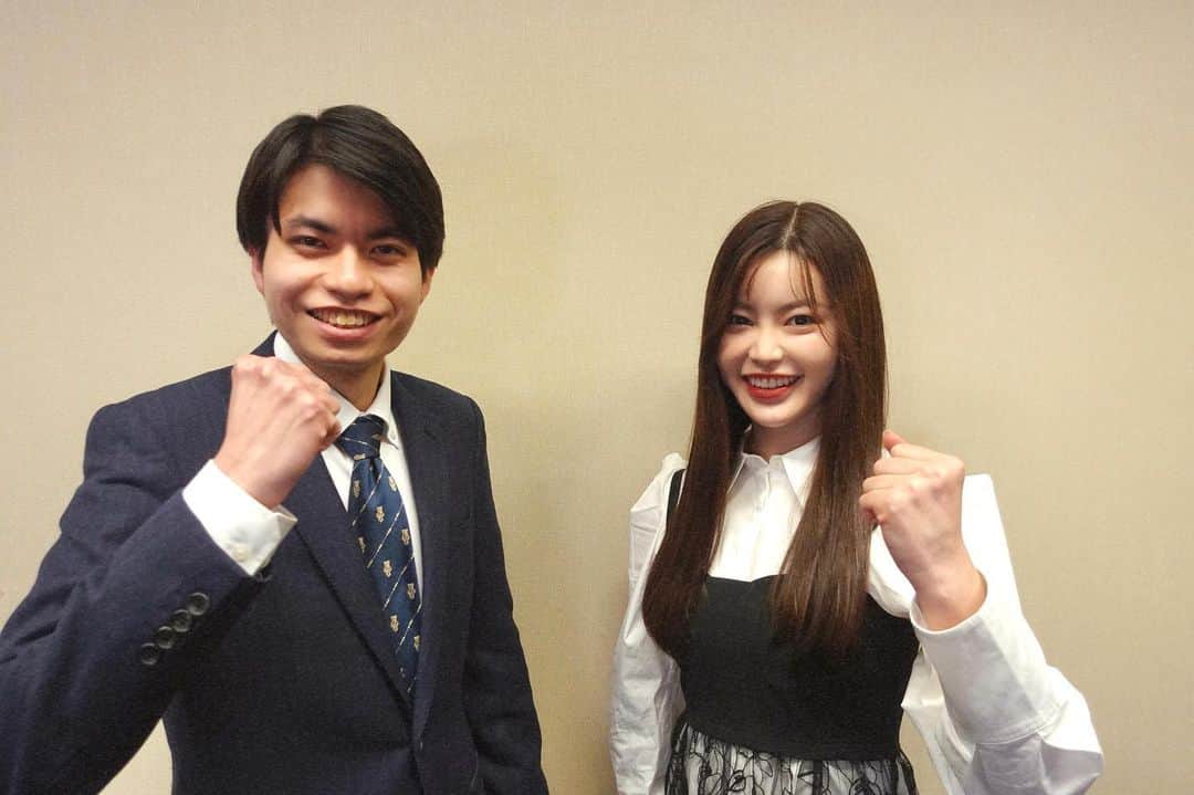 一城あやののインスタグラム：「昨日、日本維新の会区議会議員選挙　公認候補予定者・全国最年少予定の土本かんたさんに、パラダイスポストとしてインタビューをさせていただきました。  私の2つ上、24歳の先輩が、若者として政治に対して感じることを胸に、実際に行動を起こされている姿に本当に刺激を受けました。  「文句を言っているだけでも仕方がない。結局は主体的に自分自身が行動しないといけない。」  「実際に行動を起こすことが難しい状況にある方々の思いも、自分が背負っていきたい。」  「それ(政治)がやりたいことだから、悩むことはない。やらない後悔よりやる後悔。毎日を全力で。」  などなど…1若者として、土本さんの生き方や人となり、素顔に触れさせていただき、希望を感じさせていただきました。私も政治に関してはまだまだ分からないことがすごくたくさんありますが、同年代が政治の世界に進んでいる姿を見ると、自発的に勉強したいなぁという気分になります。  記事の公開をお楽しみに！  貴重な機会をいただきましたこと、感謝の気持ちでいっぱいです。 土本さん、ありがとうございました！ @tsuchimoto_kanta   衣装は、Lily Brownと宮脇咲良さんのコラボワンピ。 @lily_brown_official  @39saku_chan  . . . . . . . . . . #土本かんた さん #参議院 #日本維新の会 #政治 #政治家 #若者 #インタビュー #インタビュアー #ジャーナリスト #女子大生 #上智大学  #lilybrown #sakuramiyawaki #宮脇咲良 さん」