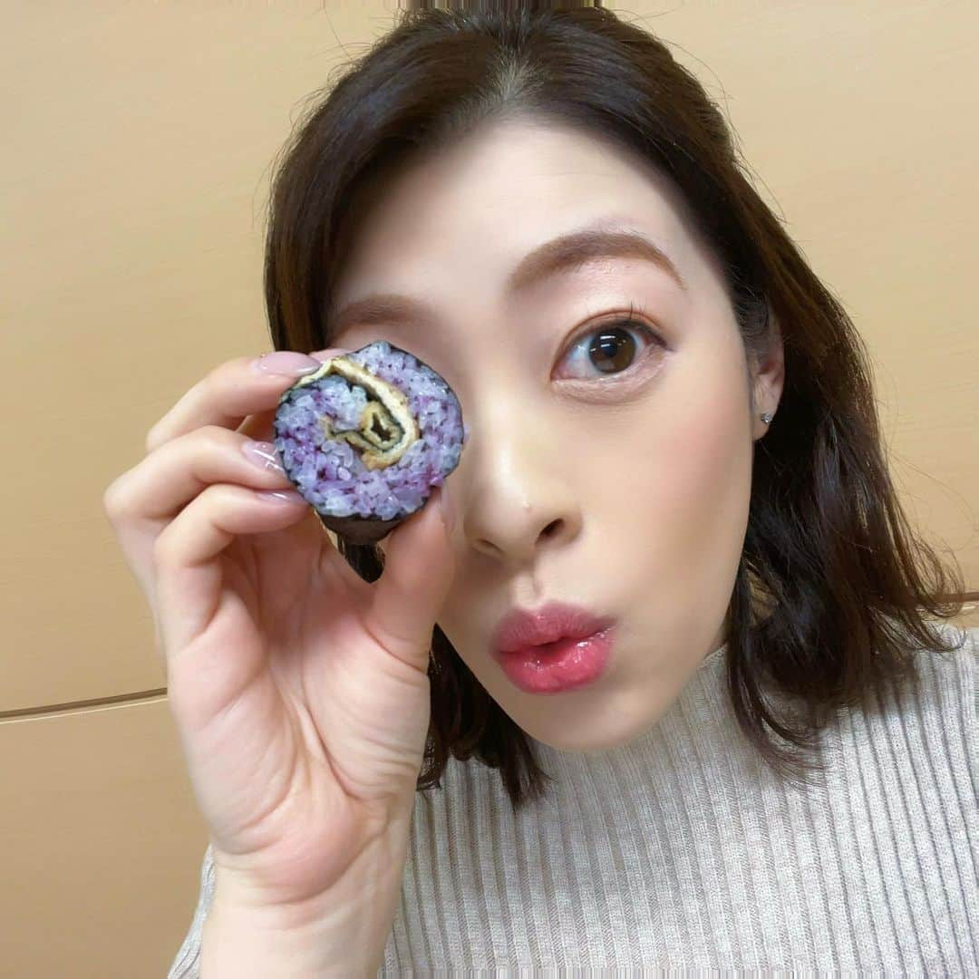 小宮山瑞季のインスタグラム：「まるでお花みたいな #いなりのり巻き 🌸  クッキングコーディネーターの 浜このみさんが考案し、 ふるさとライブで紹介していたものを 私もごちそうになりました😋♥️  ごはんがサッパリしていて、 いなりのあまじょっぱさが またアクセントになっていました😎✨  1口サイズなので、とても食べやすくて おいしかったです☺️🍀✨ 節分での恵方巻きとしてもいいですね👹✨   #節分  #恵方巻き  #いなり  #寿司  #sushi  #浜このみ  #クッキングコーディネーター  #ふるさとライブ  #簡単レシピ  #巻き寿司  #1口サイズ  #ごちそうさまでした  #なぜか  #このポーズ  #おいしかった  #長野放送  #アナウンサー  #小宮山瑞季」