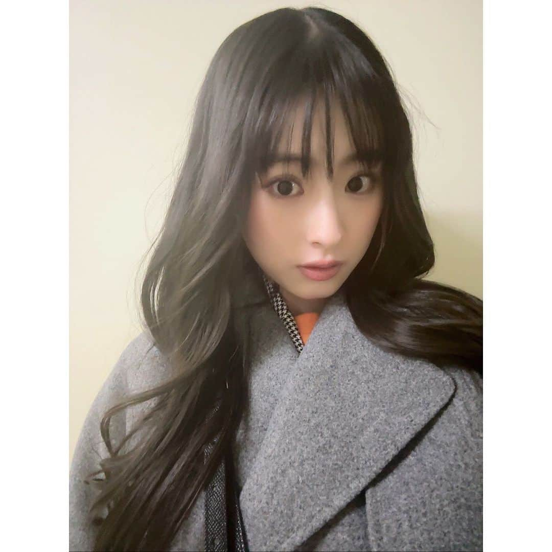 井本彩花さんのインスタグラム写真 - (井本彩花Instagram)「． 今日から2月ですね〜🍫🍓 気付けば、1月終わってました…  皆様いかがお過ごしでしょうか。  久しぶりの投稿は 最近の自撮りです、少しボケてます。 多分手が悴んでました😶  最近は原神というゲームにハマりました。 こんなにハマったのは初めてです。笑  とにかく絵が綺麗で、キャラが可愛いのです。 私の推しは神里絢香様。 どタイプのお顔と声なのです((  皆様も身体を冷やさぬよう、 温かくしてお過ごしください✨」2月1日 21時59分 - imoto_ayaka_official