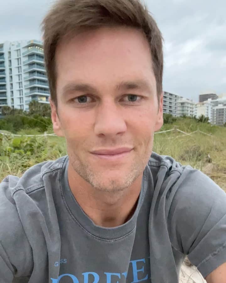 トム・ブレイディのインスタグラム：「I love my family I love my teammates I love my friends I love my coaches  I love football  I love you all   I am truly grateful on this day. Thank you 🙏🏻❤️」
