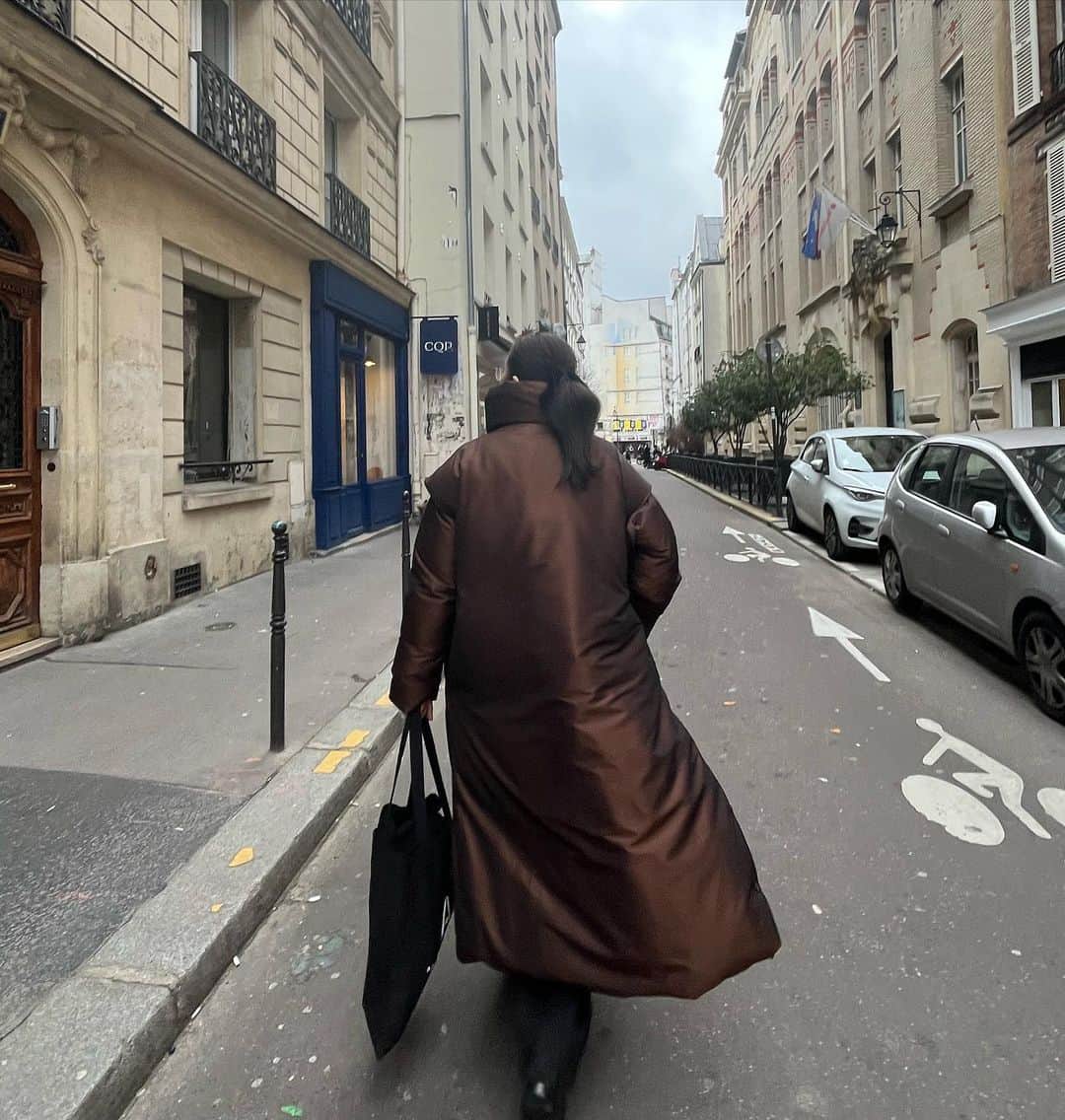 軍地彩弓さんのインスタグラム写真 - (軍地彩弓Instagram)「パリの風景。すっかり溜め込んでしまいました。。  諸々落ちついたので、少しずつ上げていきますね。 1月のメンズFWに行くのはGQ JAPAN時代以来かも。 そして、コロナ明けでほぼ3年ぶりの海外でした。  一言で、最高でした。 今まで、なんて内向きになっていたのだろう。 片道15時間、旅費もびっくりするほど高騰しているし、思っていた以上に距離はあったけど、パリはやっぱり素晴らしかった。 いつもFWの時は全く観光なんて出来なかったけど、今回は撮影やコレクションの合間に観光もしたり。  もはや、コロナなんて存在したのかしら、と思うほど、自由なパリ。  激寒のパリでは　@mylan_official のダウンが本当に手放せなかった。助かりました💕  この解放感をみんなにシェアしたい！  ちょこちょこ、アップしていきますね、  そんなお話を白木夏子さんのVoicy でおしゃべりしました。  https://r.voicy.jp/lY9znalP987」2月1日 22時23分 - sayumi7
