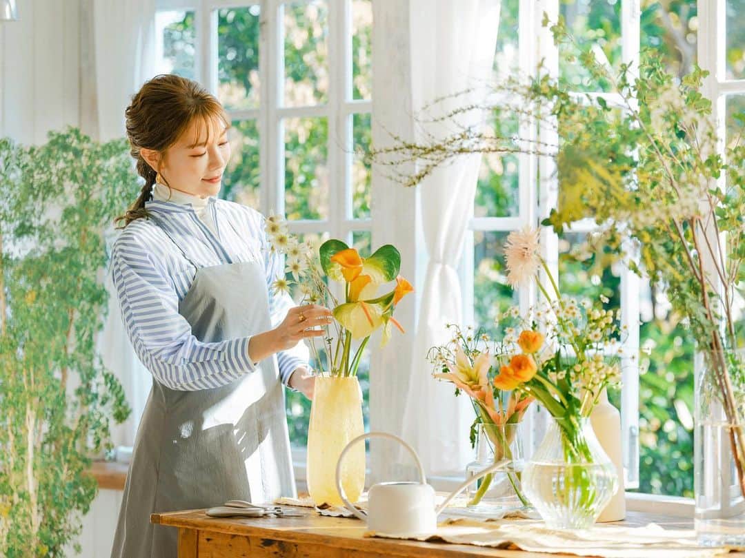のインスタグラム：「LUMINE町田さんのポスターを撮影いたしました🌱  ルミネ町田 × NIKO LIFEさん🌼 Find me 日常にありふれた幸せ 2023/02/01 ~ 2023/03/08  ライフスタイルクリエイター NIKO LIFEさんとコラボで、 「日常にありふれた幸せ」を見つけて心の潤いを感じるライフスタイルをご提案。  私自身一年以上前から拝見していた憧れのNIKOさん。 しかもルミネ町田さんのポスターという大きな機会に撮影でご一緒できて本当に本当に光栄でした…✨  ルミネ町田がお近くの方はぜひポスターを探しに行ってみて、見つけたら教えていただけたらすごく嬉しいです🌸 NIKOさんのYouTubeにて撮影の裏側の動画が上がっているので、よければ覗いてみてください。  （私がNIKOさんの世界観に浮いてしまう服の色を着てしまいちょっと後悔…🟣💦）  その他のカットを使用した素敵なコンテンツも @lumine__machida  から公開予定なのでこちらも要チェックです🌱  LUMINE 町田：@lumine__machida Model・Art Direction：NIKO LIFE　@niko_lifework Stylist：@motokokawano424 Make：@rena_takayanagi Photo：@moron_non」