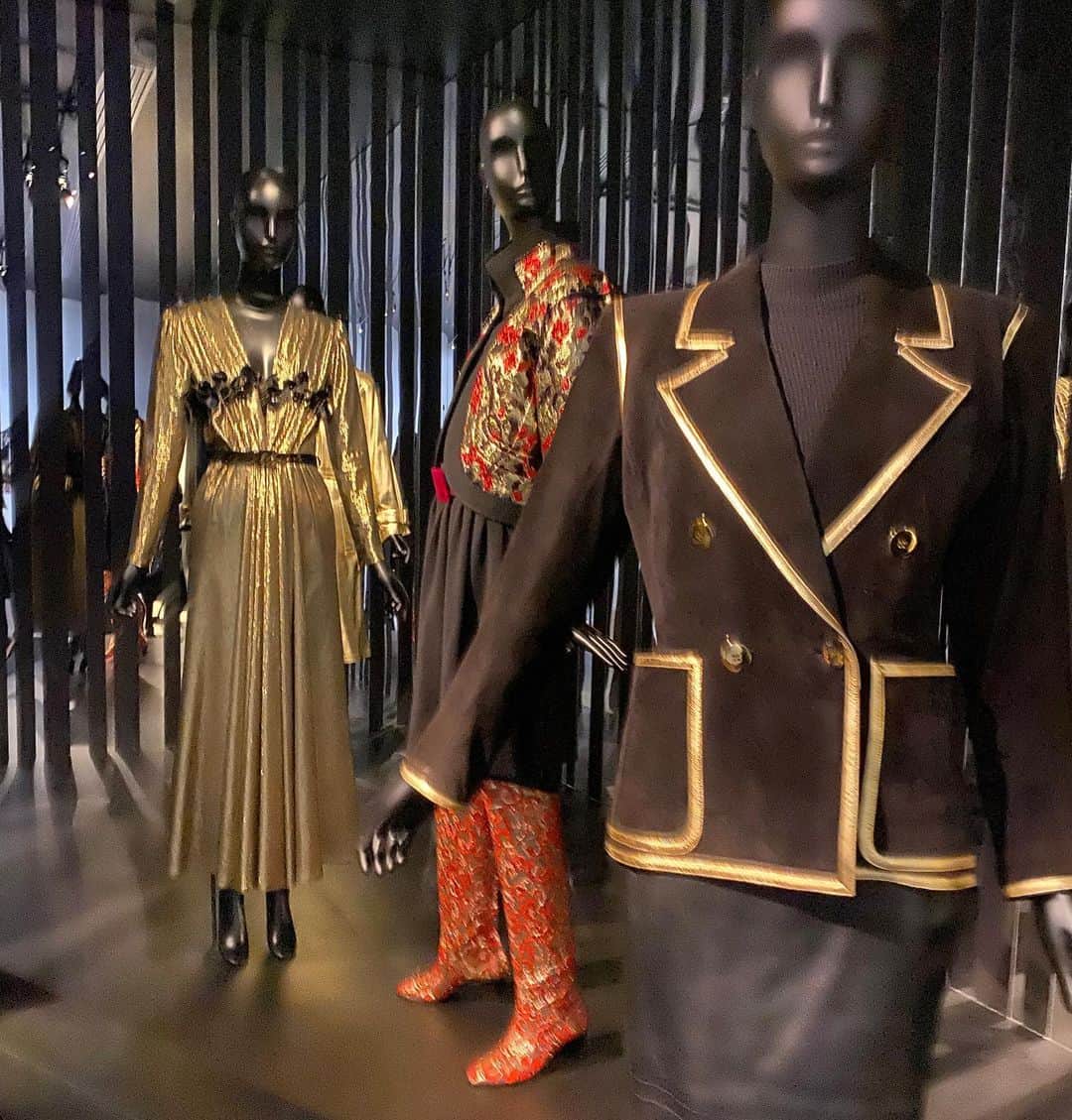 軍地彩弓さんのインスタグラム写真 - (軍地彩弓Instagram)「Musee Yes Saint Laurent では「GOLD展」 はあ、ため息…。 ムッシュ・サンローランの息遣いまで聞こえそうなこの場所。ファッションを早速注入しました。  （事前予約が必要です） 今年の9月には日本でもサンローラン展ありますね。  それも楽しみ✨✨✨  #paris #museeyvessaintlaurent  #saintlaurent #fashion」2月1日 22時34分 - sayumi7