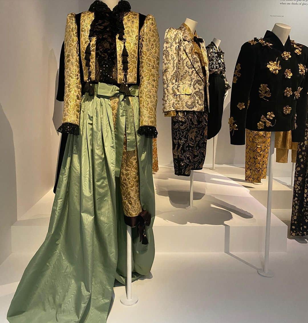 軍地彩弓のインスタグラム：「Musee Yes Saint Laurent では「GOLD展」 はあ、ため息…。 ムッシュ・サンローランの息遣いまで聞こえそうなこの場所。ファッションを早速注入しました。  （事前予約が必要です） 今年の9月には日本でもサンローラン展ありますね。  それも楽しみ✨✨✨  #paris #museeyvessaintlaurent  #saintlaurent #fashion」
