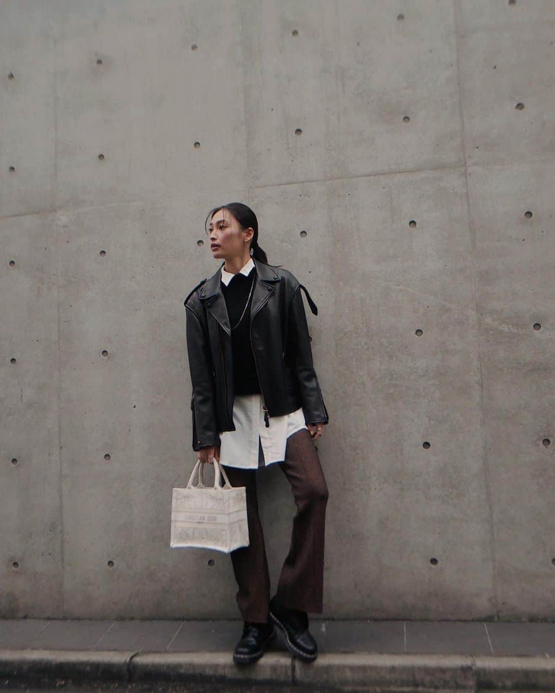 大政絢のインスタグラム：「#今日の絢服  今季の冬の新入りライダースはメンズで肩幅大きめなものを選びました😎  重ね着もできるので👍」
