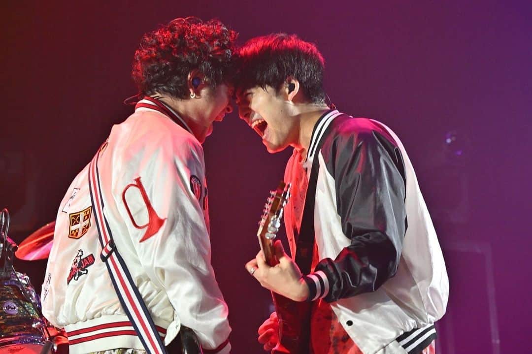 小林壱誓（緑黄色社会）のインスタグラム：「. #緑黄色夜祭 vol.11 福岡編 with SUPER BEAVER photo by (@yoshihiko.tanaka )」