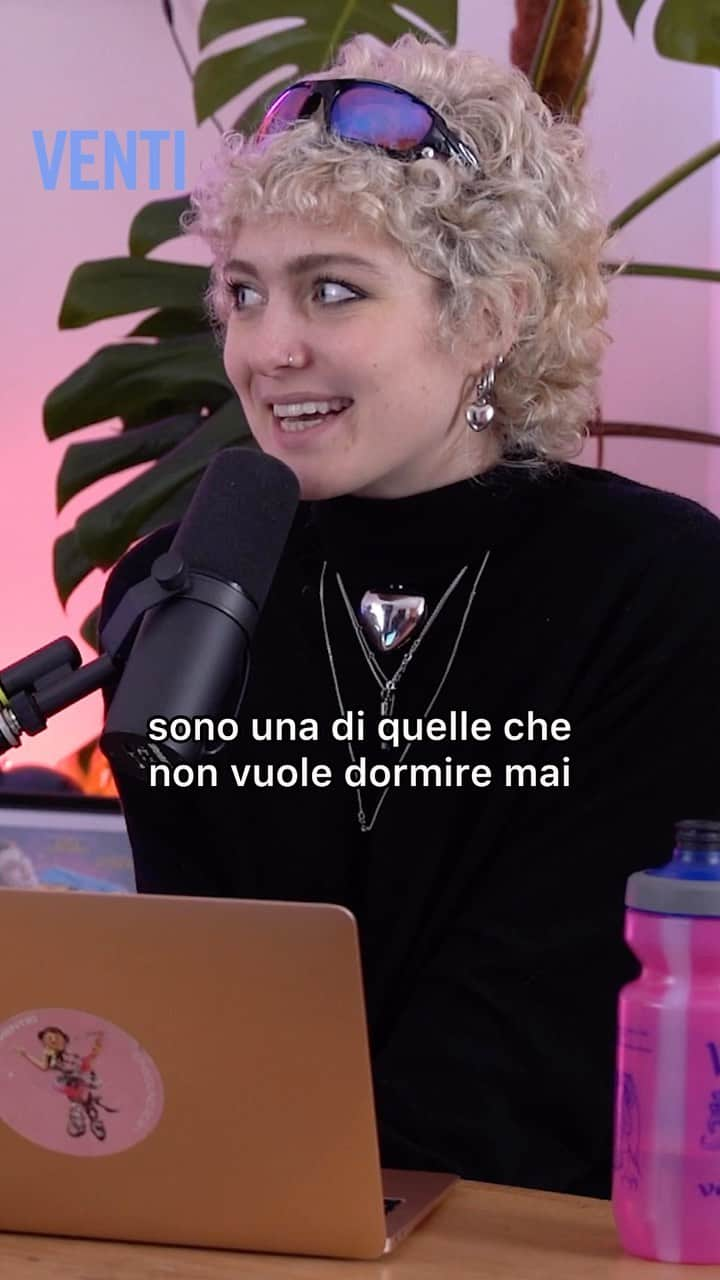 Sofia Viscardiのインスタグラム：「Letargo per gli esseri umani 🦥  gasa o non gasa?  da Lavori in corso: Quando ca**o dura gennaio?  Su Canale di Venti」