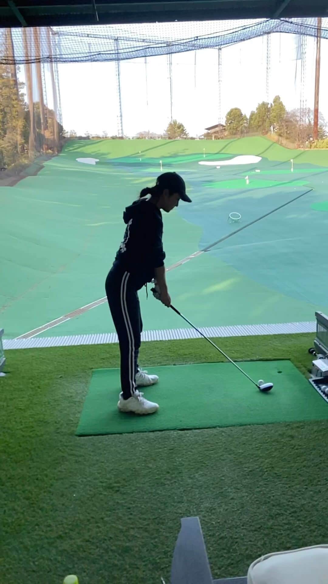のインスタグラム：「相変わらず時間があったら練習しているオタクです🏌️‍♀️  最近の練習で、ずっとスランプだったフェアウェイウッドがやっとこ調子戻ってきますた。  一つ調子いいと他が･･･ っていうのはまだまだこれからの課題だけど、今のところ次のゴルフが楽しみになった🙌🏻✨   #ゴルフ  #ゴルフ女子  #ゴルフ初心者  #ゴルフ成長記録  #golf  #golfswing  #golflover #ゴルフ練習　#ゴルフ好きな人と繋がりたい　#ゴルフラウンド　#ゴルフ上手くなりたい#golfbabes #golflife #golfstagram #golfing」