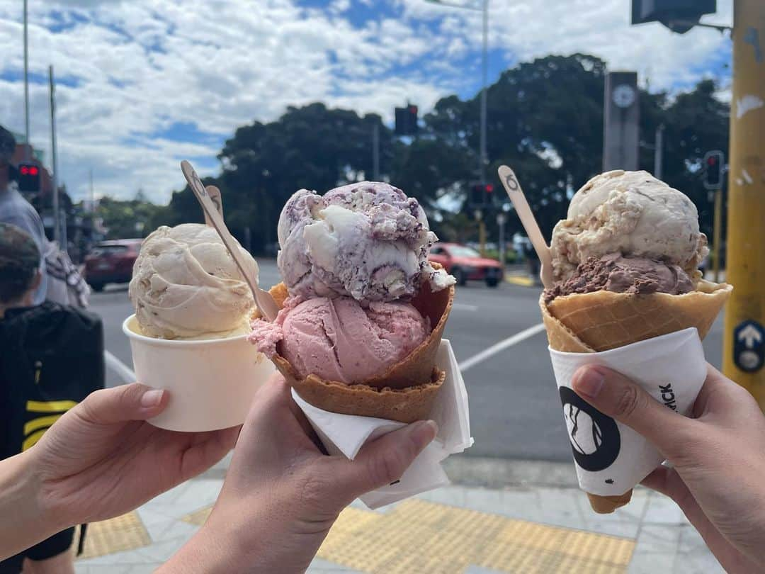 北山由里さんのインスタグラム写真 - (北山由里Instagram)「学校の友達と Mission Bay でランチ🍽✨  ニュージーランドで有名なフィッシュアンドチップスがすごい美味しくて…！！！  お昼からビール飲んじゃった🍹✨  ニュージーランドではアイスクリームも有名だそうで、欲張って食べすぎました🍨✨  写真は一生懸命ビールを撮っているゆりまる🤣  気づいたら友達に撮られてた🤫❤️  I had lunch at Mission Bay with my school friends🍽  I ate New Zealand's famous foods!!  fish and chips 🍟 ice cream🍨  It was really delicious🥳✨  I drank beer even though it was daytime🤣🍻✨  This photo was taken secretly by my friend🤫❤️  (文法違ったら教えて🥹)  #newzealand  #auckland  #missionbay  #fishandchips  #ニュージーランド #オークランド #留学」2月2日 8時38分 - yuri_kitayama_