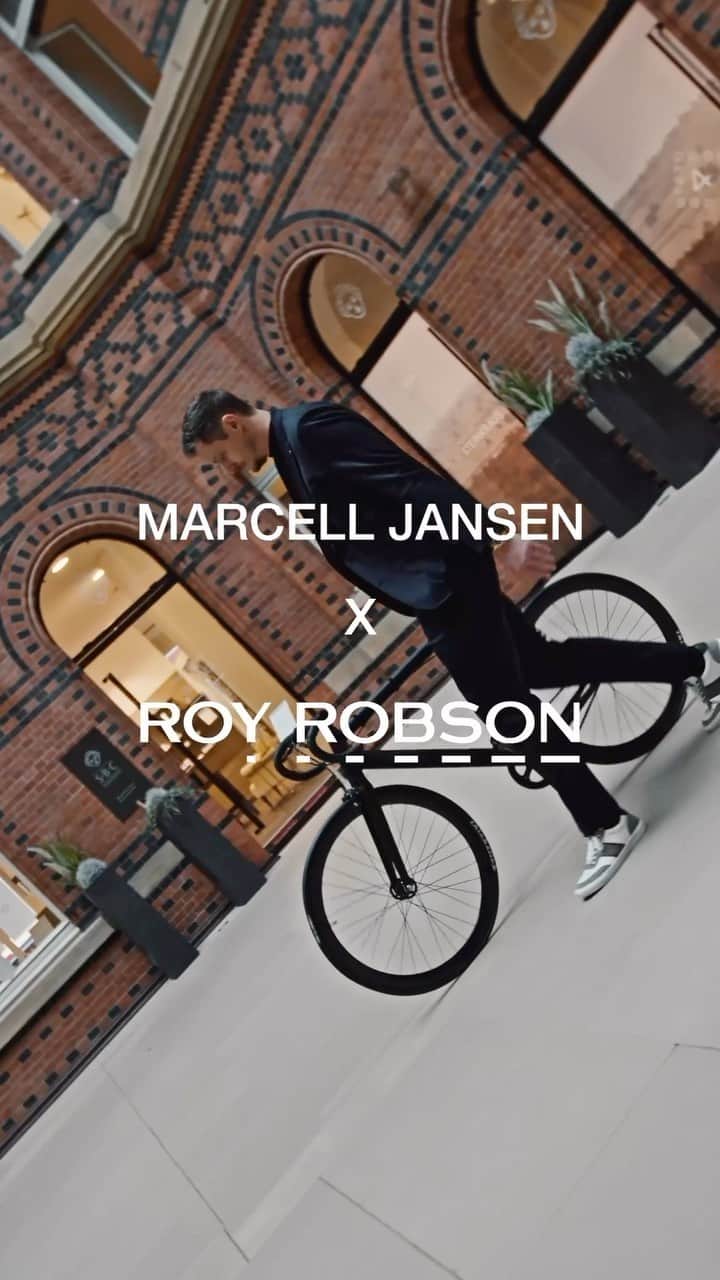 マルセル・ヤンセンのインスタグラム：「ROY ROBSON Menswear is reliable - always and for every occasion. A man who likes to be well dressed is @marcelljansen . The former professional footballer is not only the supervisory board chairman of the Hamburg sports club, but also a leader in many small and larger ventures outside the world of football.   We spent a day with Jansen at some of his favourite places in Hamburg, because ROY ROBSON is his perfect companion in all situations. 📍 Such as the “Alte Oberpostdirektion” where Jansen runs the lifestyle medical store S’TATICS. Since he likes to cycle in the city 🚲, his outfits must be comfortable. His New Office Look therefore often consists of drawstring trousers made of comfortable jersey fabric combined with sneakers - for a suit look in a sporty appearance.   #royrobson #menswear #fashion #newoffice #marcelljansen」